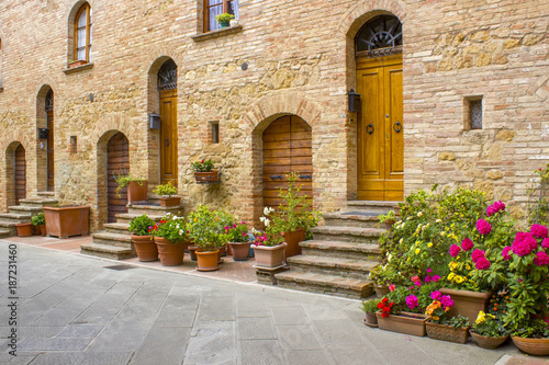 Fototapeta Naklejka Na Ścianę i Meble -  lovely tuscan street, Pienza, Italy