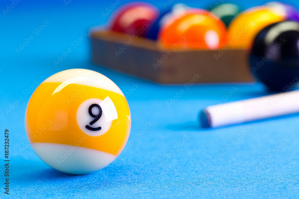 Naklejka premium Billiard pool game nine ball with cue on billiard table