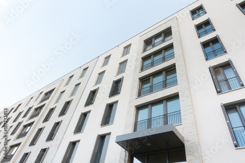 Wallpaper Mural Mehrfamilienhaus - Neubaugebiet  Torontodigital.ca