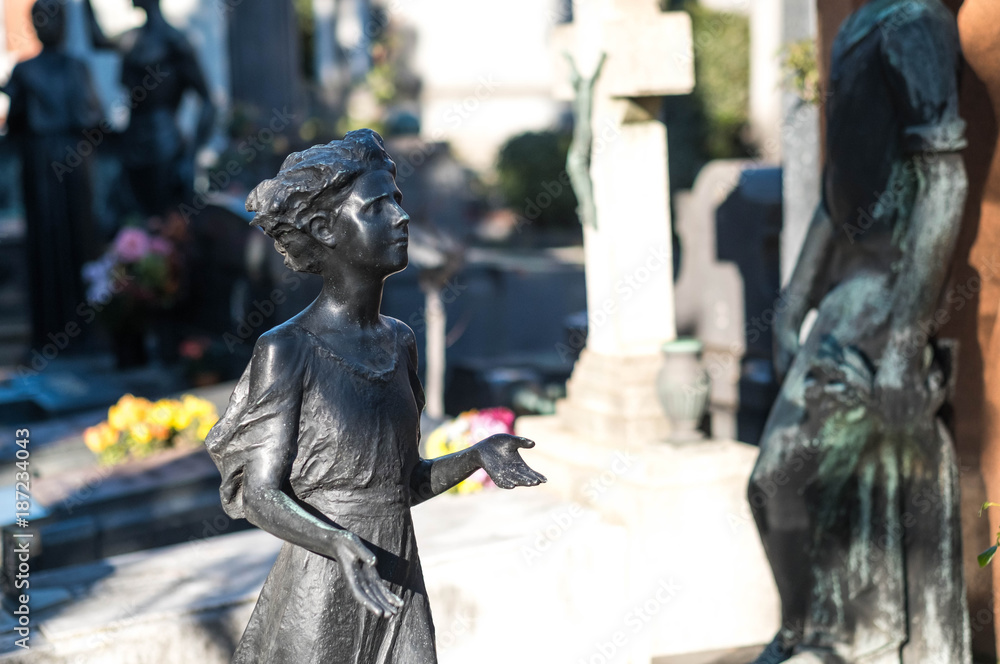 Obraz premium Friedhof in Mailand mit Kreuzen und Gräbern