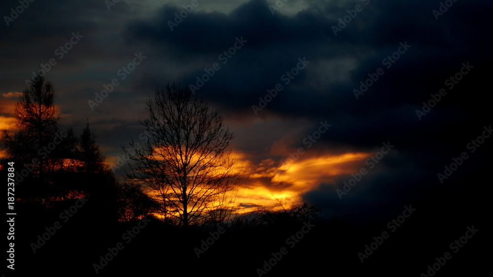 Wschód Słońca mroczne