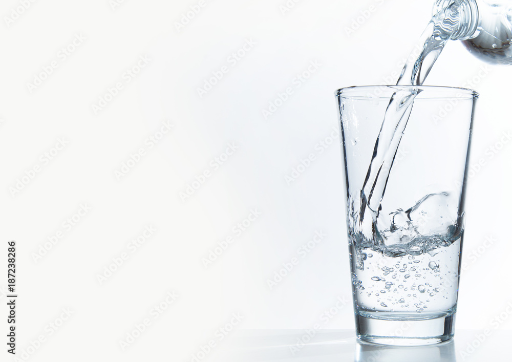 Mineralwasser einschenken Mineralwasser einschenken