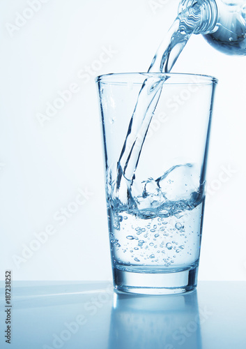 Mineralwasser einschenken
