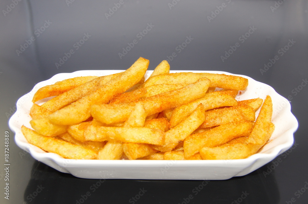 Porzellanschale mit Portion Pommes Porzellanschale mit Portion Pommes