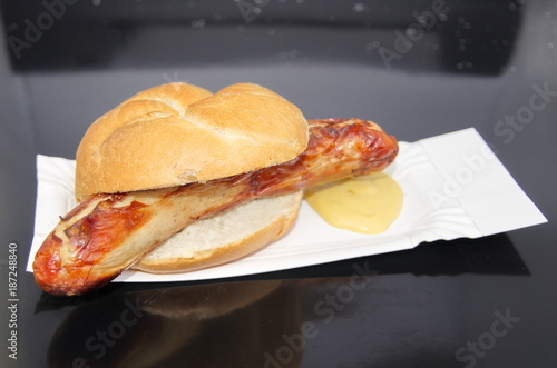 Bratwurst mit Senf im Brötchen