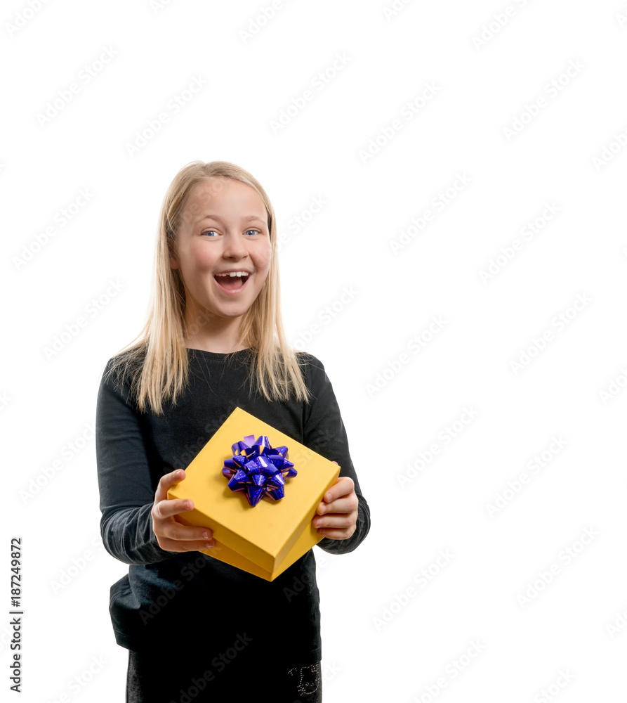 ein junges blondes Mädchen freut sich über ein kleines, gelbes Geschenk und lächelt freudig ein junges blondes Mädchen freut sich über ein kleines, gelbes Geschenk und lächelt freudig
