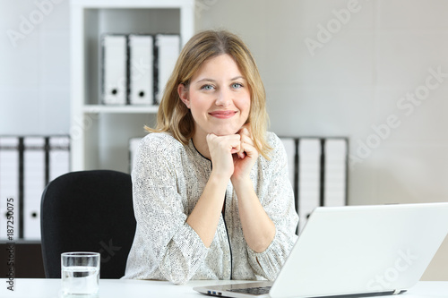 Leinwand Poster Businesswoman posing looking at you at office