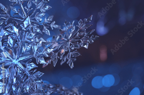 Eiskristalle vor blauem Hintergrund
