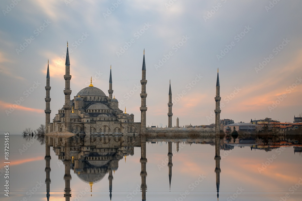 Naklejka premium Stambuł, Turcja. Sułtan Ahmet Camii nazwał Błękitny Meczet tureckim islamskim punktem orientacyjnym z sześcioma minaretami, główną atrakcją miasta.
