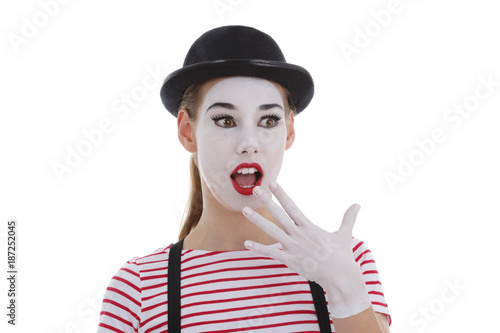 jeune fille mime maquillage blanc théâtre mimant la surprise  photo