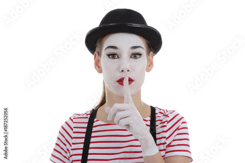 jeune fille mime maquillage blanc théâtre mimant chut 