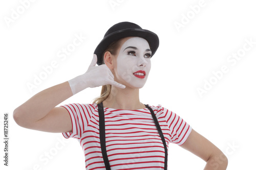 jeune fille mime maquillage blanc théâtre mimant un coup de téléphone