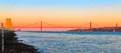 Obraz na płótnie 25th of April Bridge (The 25 de Abril Bridge, Ponte 25 de Abril) is a suspension bridge connecting the city of Lisbon, capital of Portugal, to the municipality of Almada w salonie