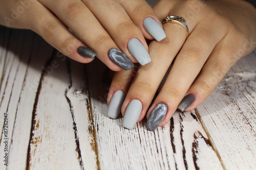 manicure in gray with