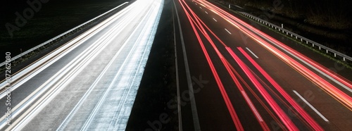 Lichtspuren auf der Autobahn bei Nacht