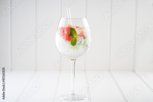 Obraz na płótnie gin and tonic alcohol drink cocktail glass ice fruit garnish plain black white background w salonie