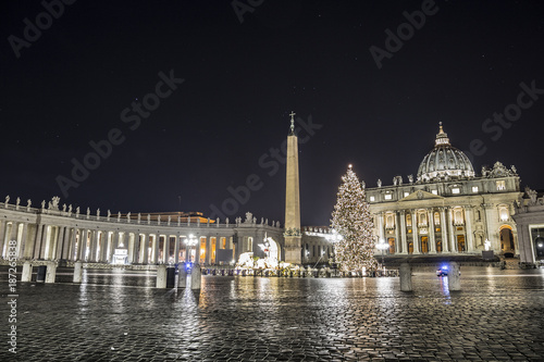 Photography Christmas at St Peter's Basilica with starry sky (Rome, Italy)