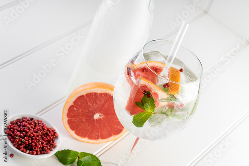 Obraz na płótnie gin and tonic alcohol drink cocktail glass ice fruit garnish plain black white background w salonie