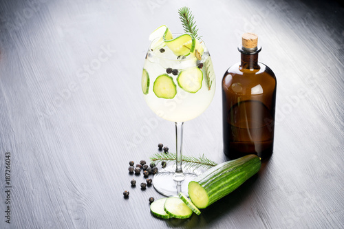 Obraz na płótnie gin and tonic alcohol drink cocktail glass ice fruit garnish plain black white background w salonie