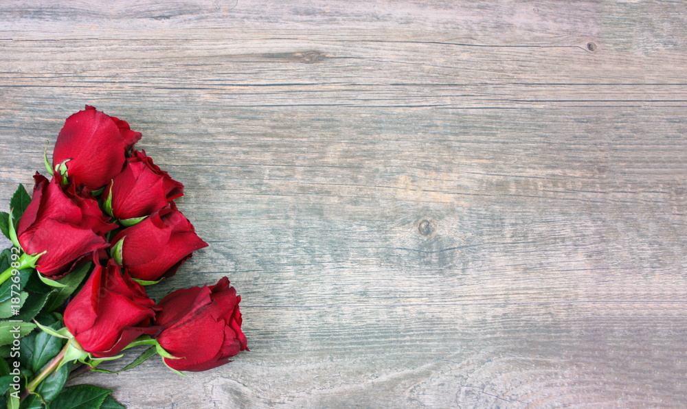 Fototapeta Walentynki czerwone róże na tle drewna, poziome, kopiować miejsca