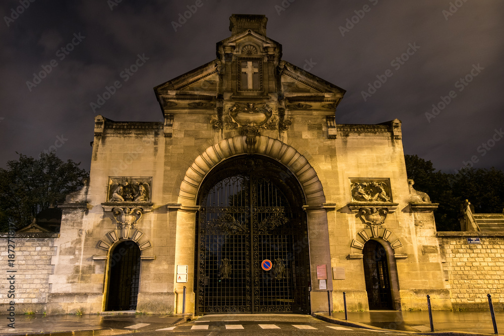 Fototapeta premium Urban streetview cityscape of Bordeaux France at night
