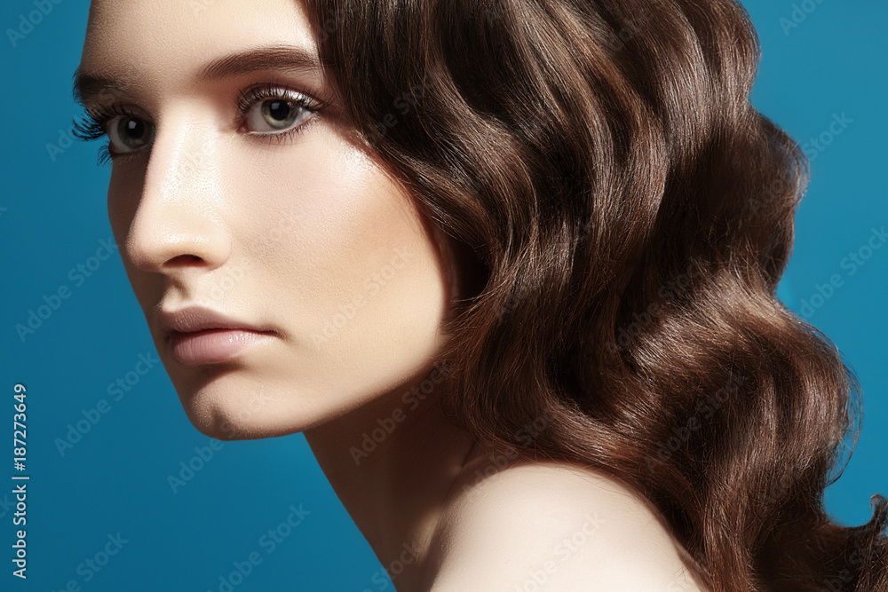 Fototapeta premium Glamour Beautiful Woman Model with fresh Make-up, romantic wavy Hairstyle. Curly Hair, Smooth shiny Style. Horizontal