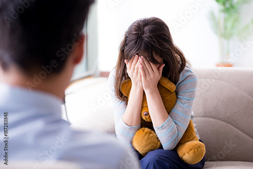 Foto Patient visiting psychiatrist doctor for examination