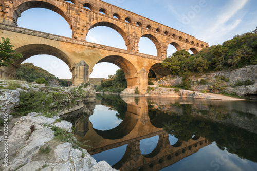 Le Pont du Gard classé Patrimoine Mondial de l'UNESCO, Grand Site de France, pont aqueduc romain qui enjambe le Gardon, Gard 