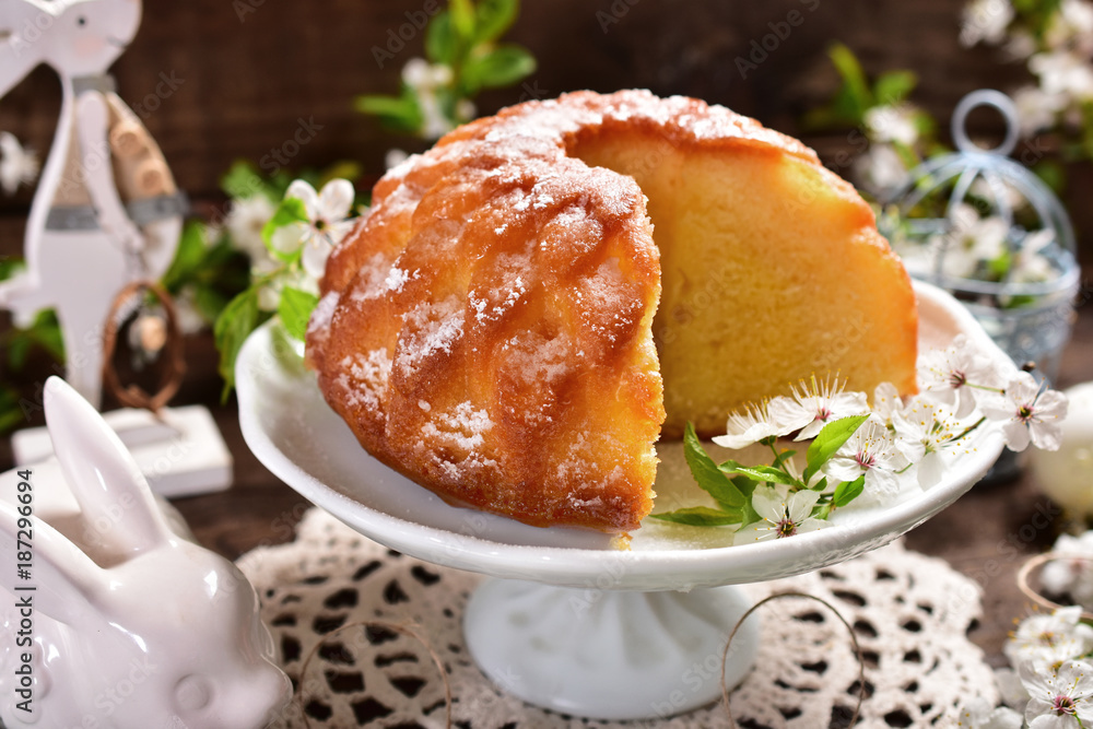 Naklejka premium easter ring cake in flower shape