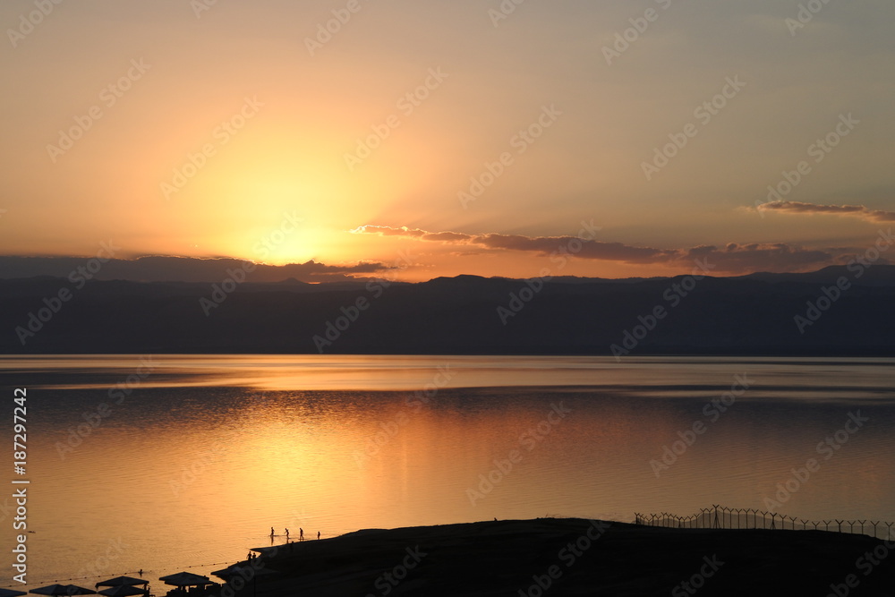 Fototapeta premium Ein Bad bei Sonnenuntergang im Toten Meer in Jordanien
