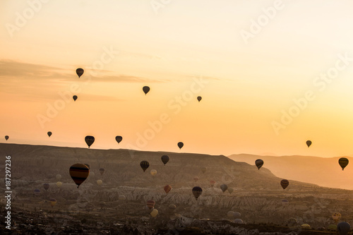Heißluftballons über Kappadokien. Türkei reisen. Dämmerung Landschaft. Magische Dämmerung in der Türkei.