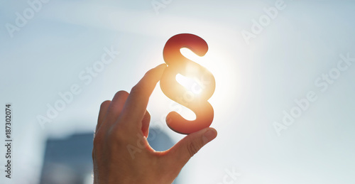 Obraz Ręka trzyma symbol akapitu w słońcu