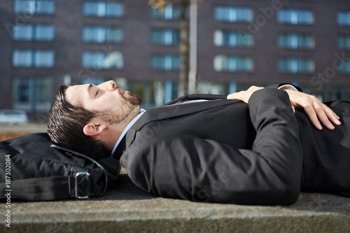 Business Mann schläft im Freien