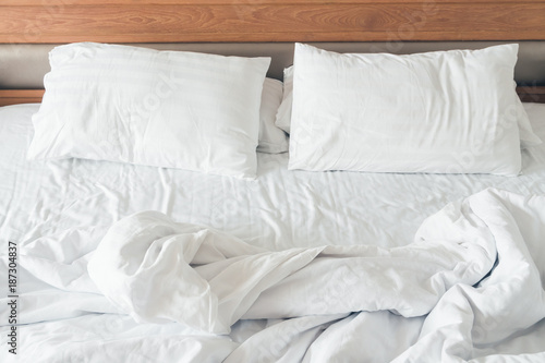 Fotografi White pillow with rumpled bed