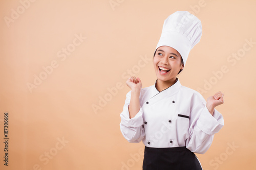 Fotografía excited woman chef looking up