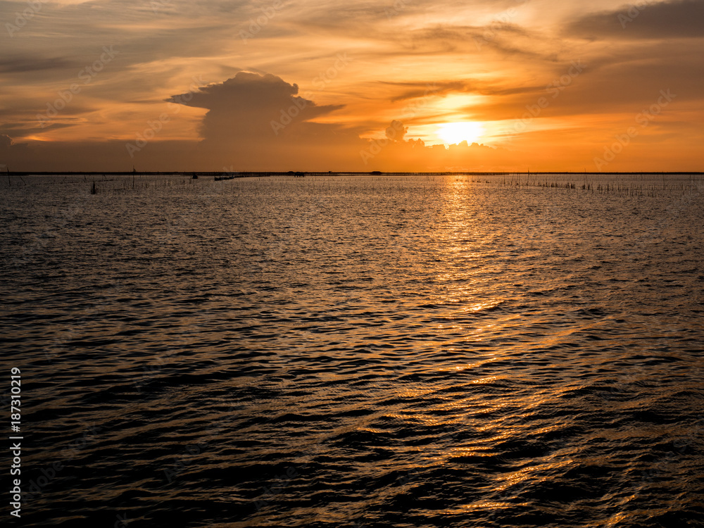 Obraz premium Beautiful sunset above sea in thailand,
