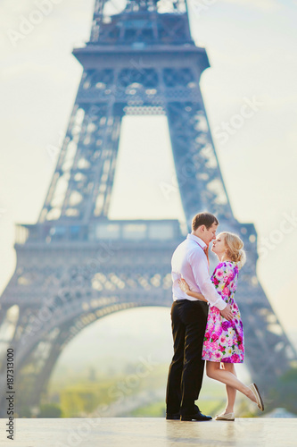 Couple in front of the Eiffel tower in Paris, France © Ekaterina Pokrovsky