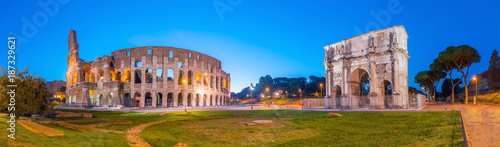 Fototapeta Widok na Koloseum w Rzymie o zmierzchu