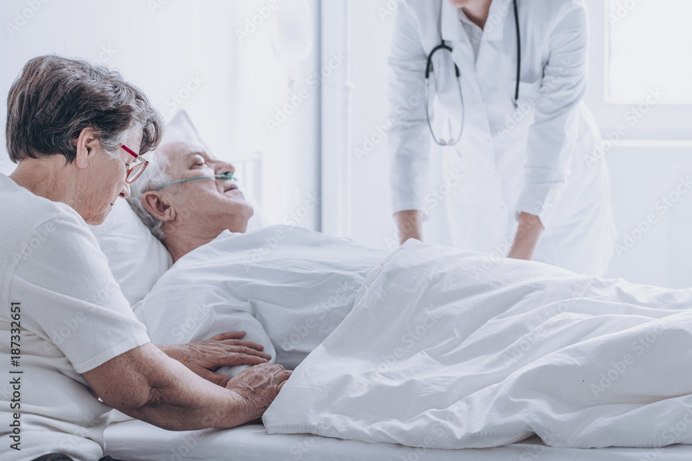 Obraz premium Doctor pronouncing death of patient