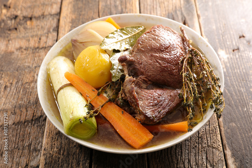 Foto pot au feu, beef stew with vegetable