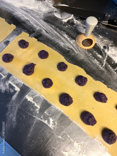 tortellini tortelli pasta fresca chef cuoco cucina tirare la pasta Italia
