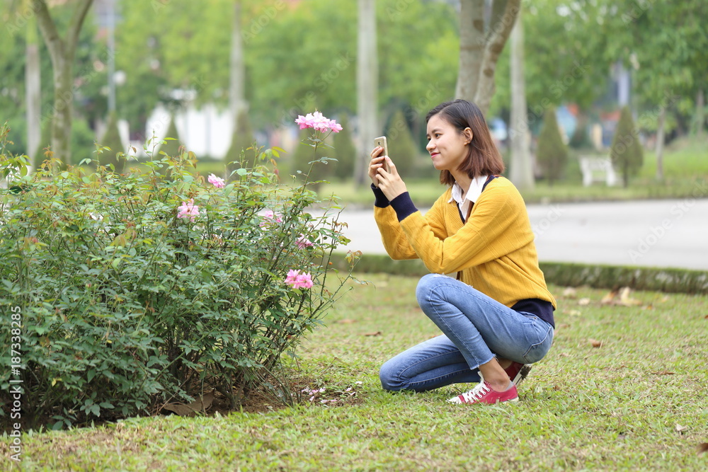 Fototapeta premium 花と女性
