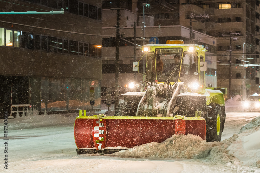 夜の街を除雪する重機 北海道 札幌市の風景 Stock Photo Adobe Stock
