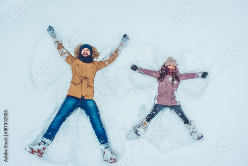 Fotografi Dad with daughter outdoor in winter