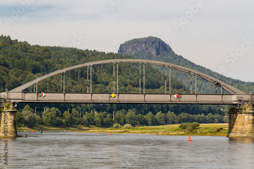 Blick auf die Elbe mit Eisenbahnbrücke bei Bad Schandau