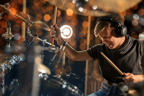 Foto male musician playing drum kit at concert