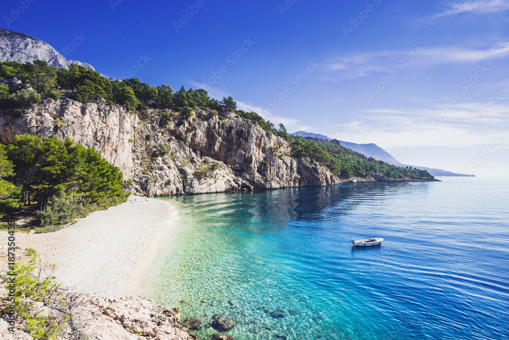 Naklejka premium Piękna Nugal plaża blisko Makarska miasteczka, Dalmatia, Chorwacja. Riwiera Makarska, słynny punkt orientacyjny i turystyczne miejsce podróży w Europie