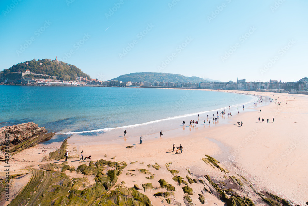 Fototapeta premium San Sebastian, Hiszpania - 13 kwietnia 2017: Plaża Concha w mieście San Sebastian