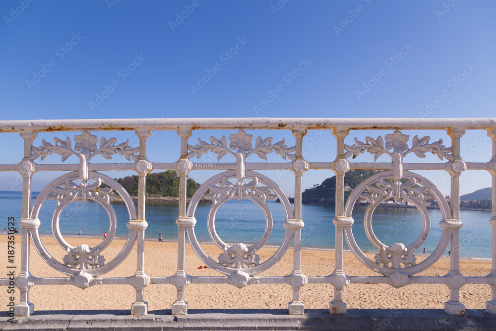 Obraz premium Railing of la Concha of San Sebastian