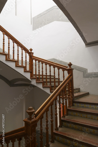 Escalera antigua decorada
